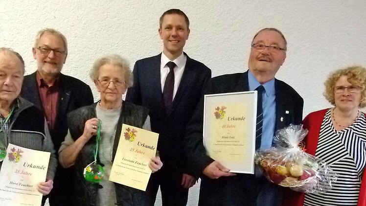 Ehrungen anlässlich der Adventsfeier im evangelischen Gemeindezentrum (von links): Horst Feuchter, Diakon Günter Neidhardt, Liselotte Feuchter, Bürgermeister Marco Steiner, Klaus Lutz und Vorsitzende Beate Kahler Foto: Lothar Weidner
