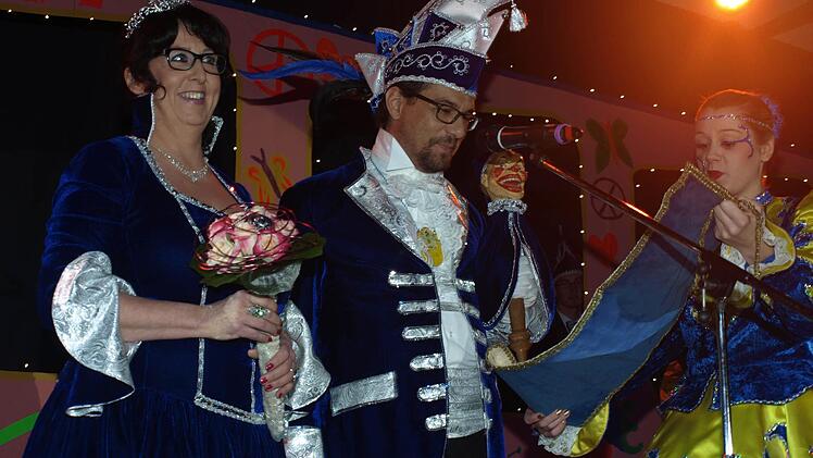 Prinzessin Jutta III. und Prinz Andreas III. verkünden das Motto der aktuellen Faschingssession 2016. Foto: Stefan Geiger