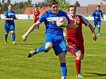 FSV Ziegelerden - FSV Weißenbrunn II: Verfolgt von Oliver Teig kann Ziegelerdens Christian Heinlein (blaues Trikot) den Ball erlaufen, feuert ihn aber weit übers Gästetor.  Foto: Heinrich Weiß