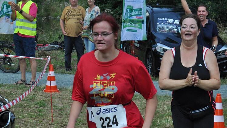 Groß war die Freude bei Michel Aschoff vorne beim Zieleinlauf des Inklusionstriathlons. Foto: Karl Heinz Weber