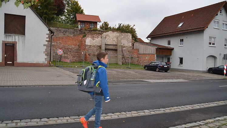 Die Schotterfläche in der Unteren Marktsraße in Burkardroth wird seit 2010 als Parkplatz genutzt. Früher stand dort das Baywa-Gebäude, jetzt soll dort ein Funktionsgebäude mit öffentlichen Toiletten entstehen. Auch der Gerberkeller wird saniert und nutzbar gemacht. Foto: Kathrin Kupka-Hahn