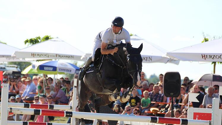Der Ritt zum Triumph: Auf Empire gewinnt Heino Möller den Großen Preis von Detter. Foto: Sebastian Schmitt