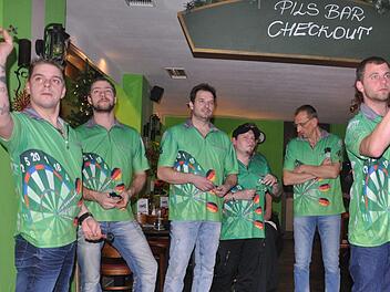 Die Forchheimer "Little Bull Dogs" beim Training im Vereinslokal "Checkout": Sven Lang und Bernd Rotschka (2. und 3. v. l.)  geben ihre Einschätzung zur Darts-WM. Leo Hühnlein