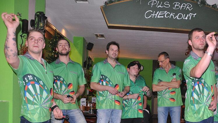 Die Forchheimer "Little Bull Dogs" beim Training im Vereinslokal "Checkout": Sven Lang und Bernd Rotschka (2. und 3. v. l.)  geben ihre Einschätzung zur Darts-WM. Leo Hühnlein