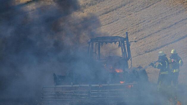 Beim Grubbern ist ein Traktor komplett ausgebrannt. Die Feuerwehr konnte nur noch den fast vollen Treibstofftank des Gespanns leeren. Symbolfoto: Hanns Friedrich