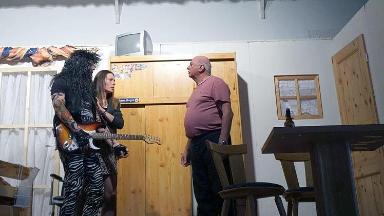 Enkelin Karin bringt ihren besoffenen Freund und Rocker Alex mit.Richard Sänger