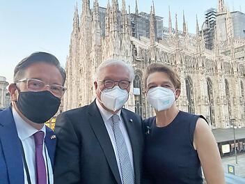 Adelsdorfs Bürgermeister Karsten Fischkal (links) mit Bundespräsident Frank-Walter Steinmeier und dessen Ehefrau Elke Büdenbender vor dem Mailänder Dom  Foto: privat