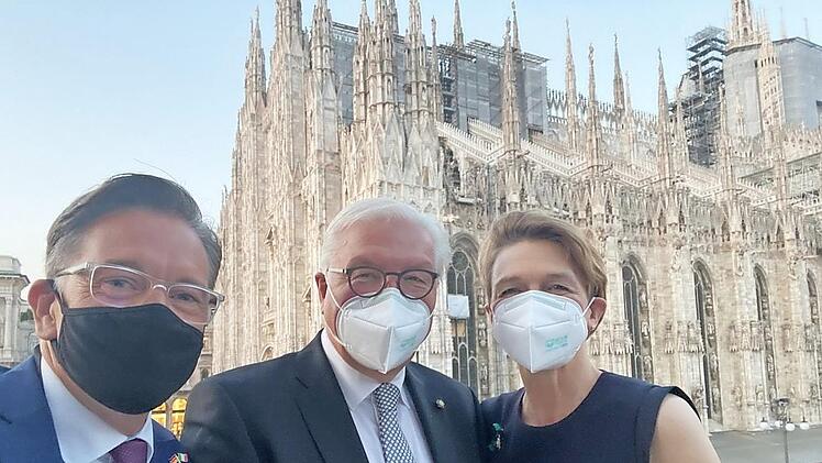 Adelsdorfs Bürgermeister Karsten Fischkal (links) mit Bundespräsident Frank-Walter Steinmeier und dessen Ehefrau Elke Büdenbender vor dem Mailänder Dom  Foto: privat