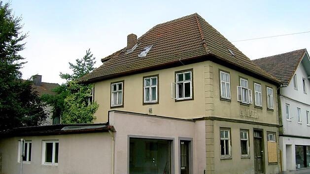 Am Wohn- und Gesch&auml;ftshaus von B&uuml;rgermeister Andreas Mahr stand lange nach seinem Tod noch sein Name zu lesen (Aufnahme von 2006, vor &uuml;ber einem Jahrzehnt wurde der Schriftzug beseitigt ebenso wie die wundersch&ouml;ne Haust&uuml;r). Foto: G&uuml;nter Dippold