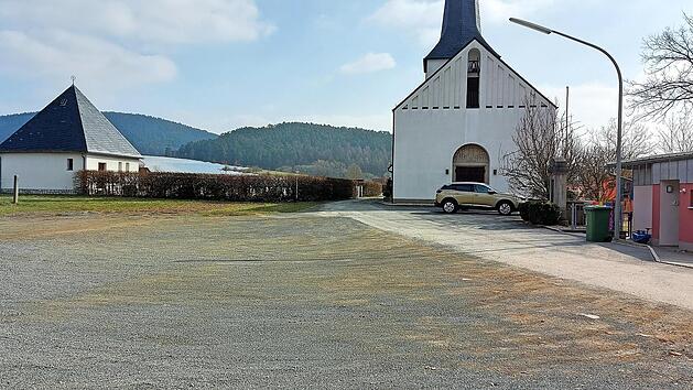 Der Vorplatz vor Kirche und Kindergarten sowie die Anfahrtsstraße werden im Zuge der einfachen Dorferneuerung in Hummendorf neu gestaltet