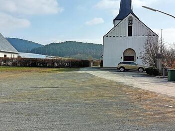 Der Vorplatz vor Kirche und Kindergarten sowie die Anfahrtsstraße werden im Zuge der einfachen Dorferneuerung in Hummendorf neu gestaltet