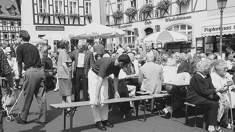 Aufbau für den Frühschoppen beim 19. Studiengenossenfest Ende Juli  2000. Vom 15. bis 17. Juli findet das 23. Studiengenossenfest statt. Foto: Archiv/Thomas Malz