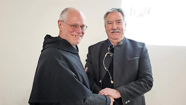 Pfarrer P. Markus Reis (links) dankte Paul Ziegler f&uuml;r seinen Vortrag zur Kirchenrenovierung.