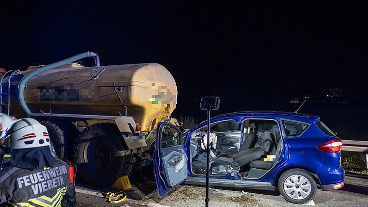 Auto kracht in Traktor-Gespann bei Oberhaid