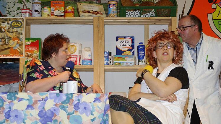 Der künftige Dorfladen fand in der Bütt seinen Niederschlag. Beim Dorftratsch (von links) Silke Hack, Bianca Troll und Jacky Kaiser. Foto: Winfried Ehling