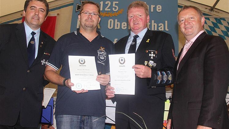 KSK-Ortsvorsitzender Dieter Schärpf (von links) gratulierte Michael Hoffmann zum Verdienstkreuz erster Klasse und dem zweiten KSK-Ortsvorsitzenden Dietmar Vogt zum Verdienstkreuz in Gold; im Bild mit Landrat Thomas Bold.