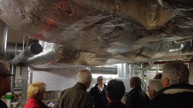 Mit Tipps zum Energiesparen und Umrüsten und mit konkreten Beispielen will die Allianz Oberes Werntal zur Energiewende entsprechende Möglichkeiten aufzeigen. Rund 50 Interessenten besichtigten im Rahmen der Aktion "Energie-Tour" die Strohpellet-Heizung der Firma Zitzmann im Gewerbepark Oerlenbach/ Poppenhausen an der A 71. Foto: Stefan Geiger