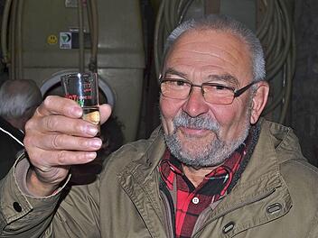 "Von den Großeltern habe ich die Tradition des Weinanbaues geerbt und dann den Betrieb modernisiert", sagte Winzer Johannes Hofstätter beim Winzerrundgang in Hammelburg. Foto: Gerd Schaar