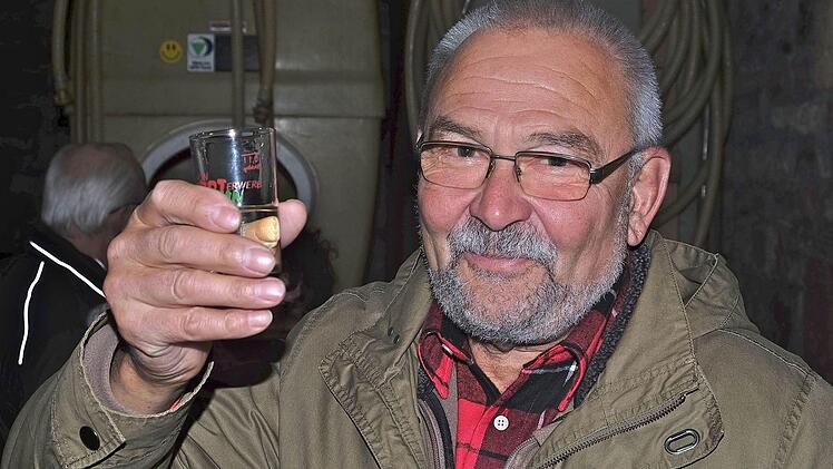 "Von den Großeltern habe ich die Tradition des Weinanbaues geerbt und dann den Betrieb modernisiert", sagte Winzer Johannes Hofstätter beim Winzerrundgang in Hammelburg. Foto: Gerd Schaar