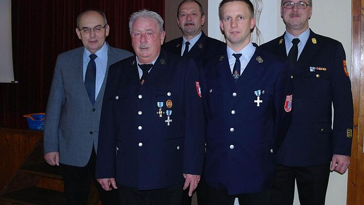 Geehrt haben der stellvertretende Landrat Alfred Schrenk (links) und KBI Marko Brust (rechts) für 40 Jahre aktiven Dienst Hans Jürgen Schneider (2. von links), Emil Kress (Mitte) und Markus Bug (25 Jahre). Foto: Stephanie Elm