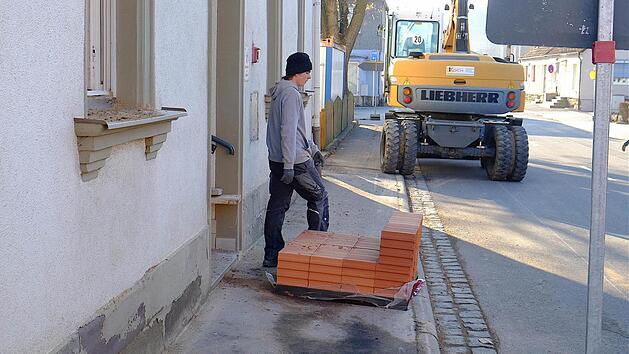 Die barrierefreie Sanierung des Rathauses ist mit 510 000 Euro eingeplant. Unser Foto zeigt einen Arbeiter vor dem Rathaus.  Foto: Gerd Schaar