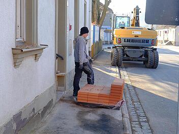 Die barrierefreie Sanierung des Rathauses ist mit 510 000 Euro eingeplant. Unser Foto zeigt einen Arbeiter vor dem Rathaus.  Foto: Gerd Schaar