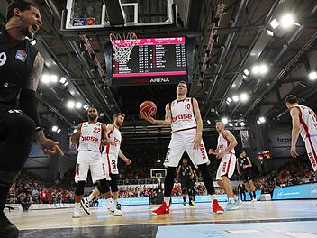 Julian Gamble (l.) jubelt - die Bamberger Jerel McNeal, Nicolo Melli, Daniel Theis, Fabien Causeur und Janis Strelnieks sind bedient. Foto: Daniel Löb