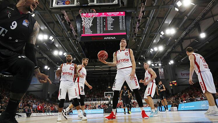 Julian Gamble (l.) jubelt - die Bamberger Jerel McNeal, Nicolo Melli, Daniel Theis, Fabien Causeur und Janis Strelnieks sind bedient. Foto: Daniel Löb