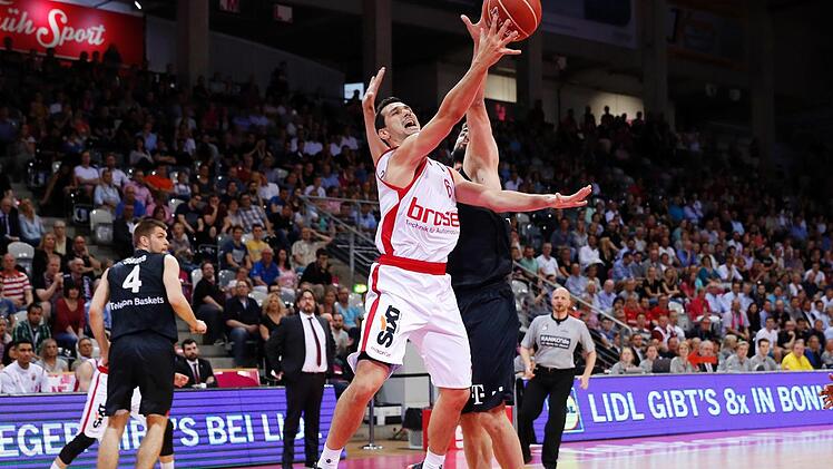 Nikos Zisis (l.) spielte in der Viertelfinalserie seine ganze Routine aus und lag auch am Dienstag mit 15 Punkten weit über seinem Saisonschnitt (8,2). Hier zieht der Grieche an Filip Barovic vorbei. Foto: Daniel Löb
