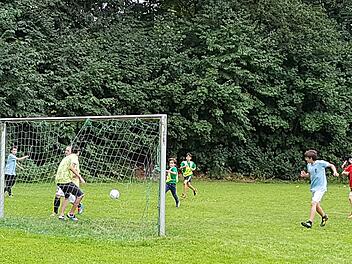Beim gemeinsamen Fußballspielen war vor allem gute Laune angesagt. RiegerPress
