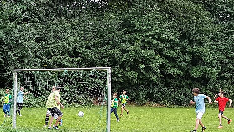 Beim gemeinsamen Fußballspielen war vor allem gute Laune angesagt. RiegerPress