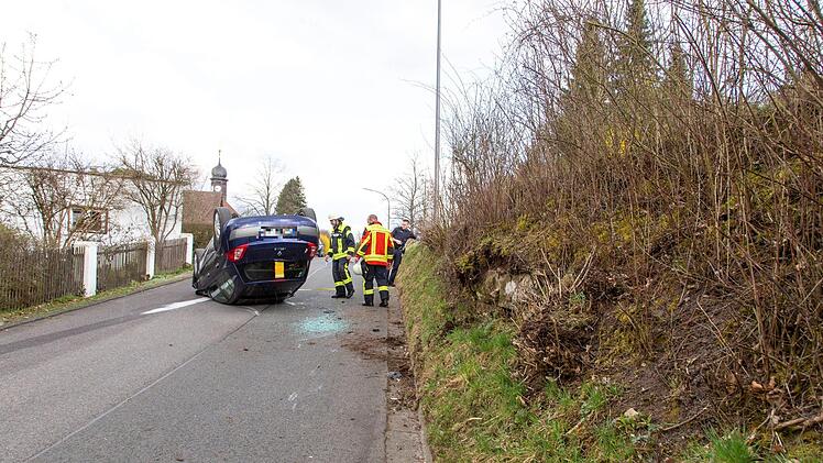 Bei einem Unfall in Landkreis Coburg hat sich ein 81-J&auml;hriger mit seinem Pkw &uuml;berschlagen. Foto: NEWS5 / DESK