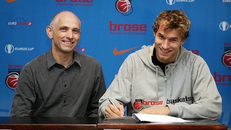 8. Januar 2010: Anton Gavel unterschreibt für weitere vier Wochen bei den Bambergern. Links Manager Wolfgang Heyder.