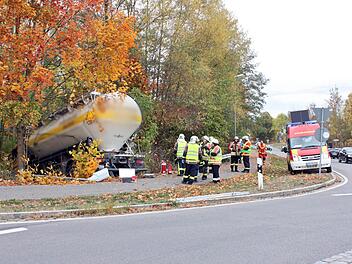 Die Fahrt des Lkws endete im Graben. Die Feuerwehr kümmerte sich um Absicherung des Fahrzeugs und auslaufende Betriebsstoffe.Popp