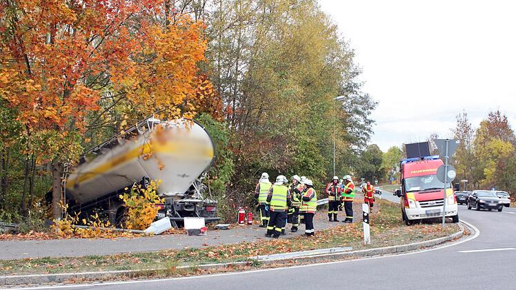 Die Fahrt des Lkws endete im Graben. Die Feuerwehr kümmerte sich um Absicherung des Fahrzeugs und auslaufende Betriebsstoffe.Popp