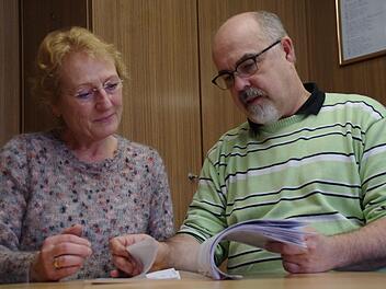 Förderschullehrerin Mechthild Bökkerink und Schulleiter Hans-Gerhard Neuberg besprechen regelmäßig die Entwicklungen an der Inklusions-Grundschule in Mitwitz. Foto: Marco Meißner