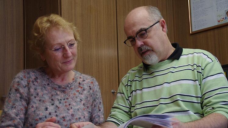 Förderschullehrerin Mechthild Bökkerink und Schulleiter Hans-Gerhard Neuberg besprechen regelmäßig die Entwicklungen an der Inklusions-Grundschule in Mitwitz. Foto: Marco Meißner