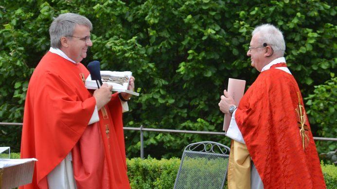 Neben der Dankurkunde von Bischof Franz Jung überreichte Domkapitular Clemens Bieber ein Bronzerelief als persönliches Geschenk. Wie Jesus habe auch er die Menschen ermutigt und dies, wie die Jünger, im Vertrauen auf Gott. Foto: Hanns Friedrich