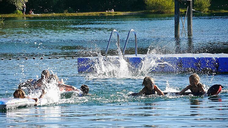Kinder beim baden in einem See.