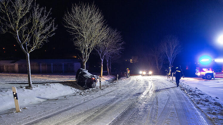Autofahrerin kommt auf spiegelglatter Stra&szlig;e von Fahrbahn ab: Gel&auml;ndewagen &uuml;berschl&auml;gt sich