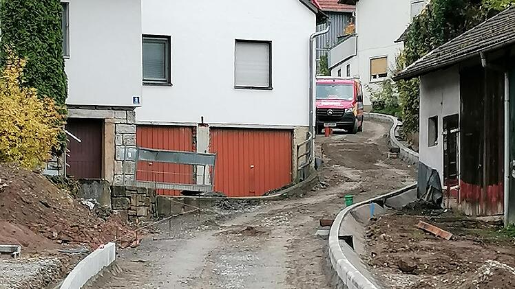 Langsam nimmt auch der Straßenbau in Riedenbergs  Steinweg Gestalt an. Nach dem alle Leitungen und Rohre verlegt sind, arbeitet die zuständige Straßenbaufirma nun am Oberflächenbau.