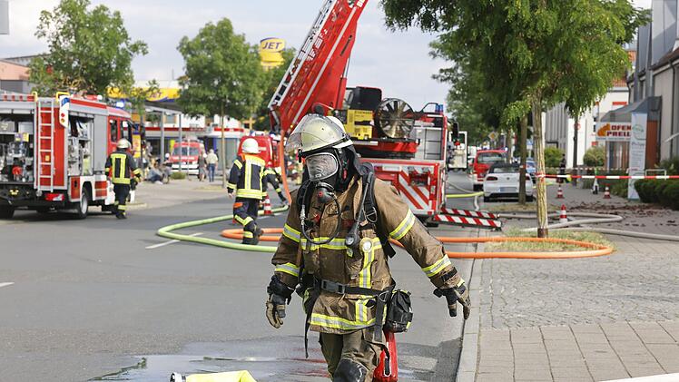 Dachstuhlbrand in Mehrfamilienhaus in Fürth