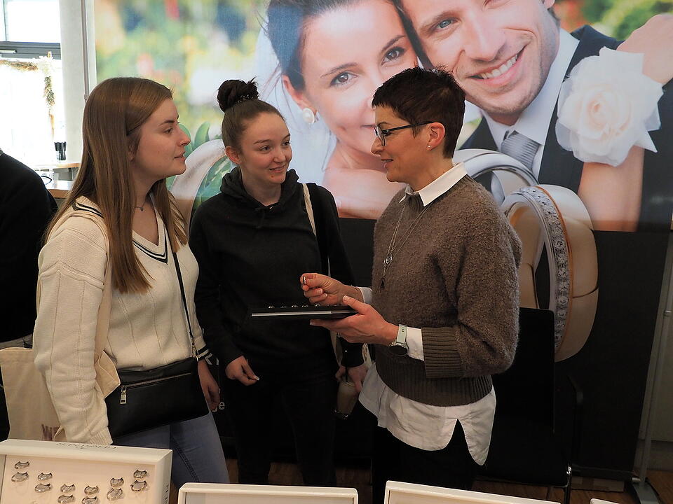 Inkl. Braut- und Festmodenschauen.