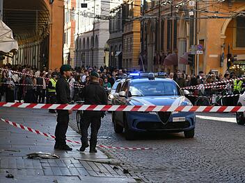 Auto f&auml;hrt in Modena in Menschenmenge