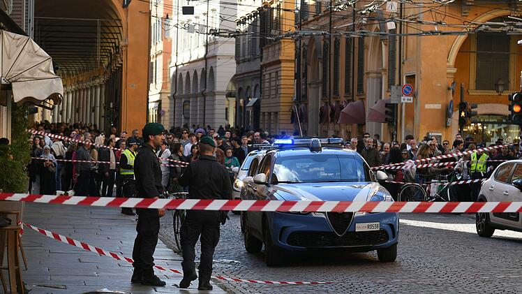 Auto f&auml;hrt in Modena in Menschenmenge