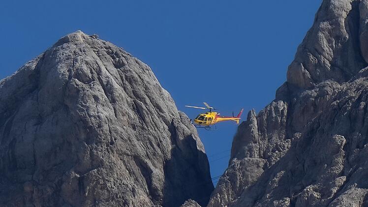 Hubschrauber in italienischen Alpen