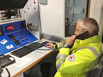 Rudolf Baier, Leiter des Rettungsdienstes beim Roten Kreuz, am Funkgerät. Foto: Thomas Menz