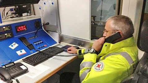 Rudolf Baier, Leiter des Rettungsdienstes beim Roten Kreuz, am Funkgerät. Foto: Thomas Menz