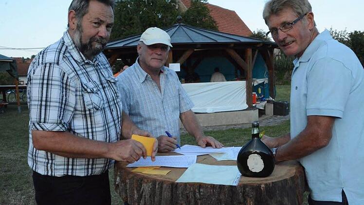Die Jury rechnet die Finalisten aus.