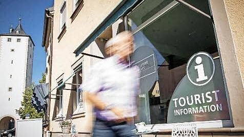 Die neue Tourist-Information in Haßfurt wurde am Freitag eingeweiht. Sie ist gleichzeitig der Sitz des Haßfurter Kulturamtes. Die Geschäftsstelle liegt an der Bahnhofstraße in Sichtweite des Turms. Ein großes "i" im Schaufenster macht sie unübersehbar.  Foto: Hendrik Steffens